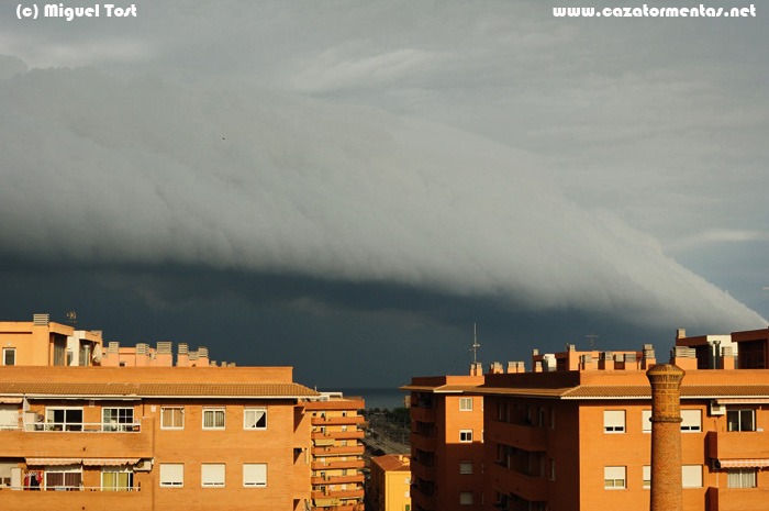 Cumulonimbus arcus y roll cloud en Tarragona, Cataluña, 26 abril 2011