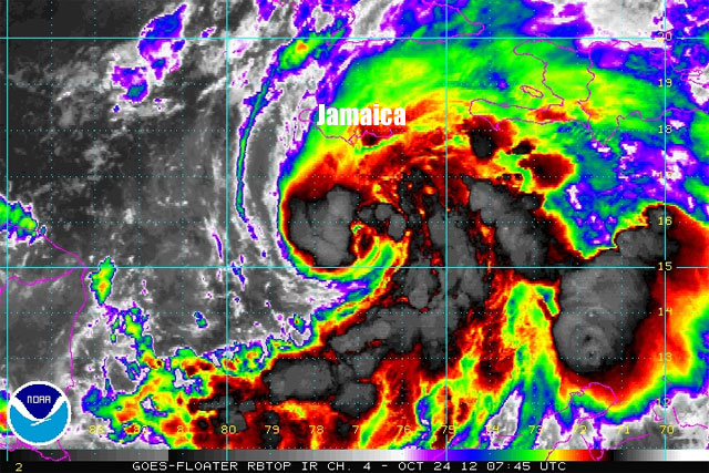 SANDY se convertirá en huracán mientras alcanza a Jamaica