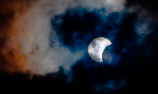 El eclipse solar híbrido captado desde los satélites meteorológicos (actualizada)