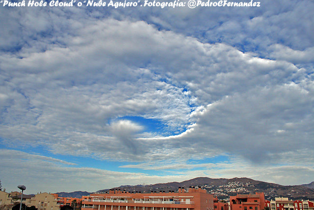 Nube agujero, en su contexo de resto de capa nubosa en Salobreña.