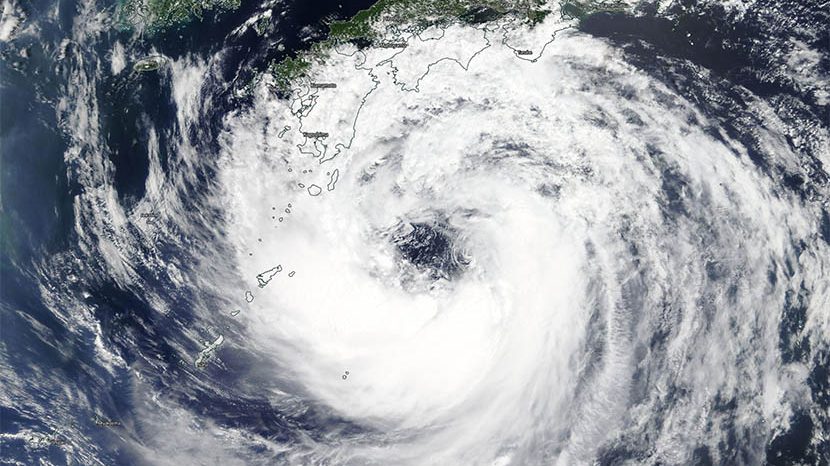 «Krosa», curioso ciclón a punto de tocar tierra en Japón.