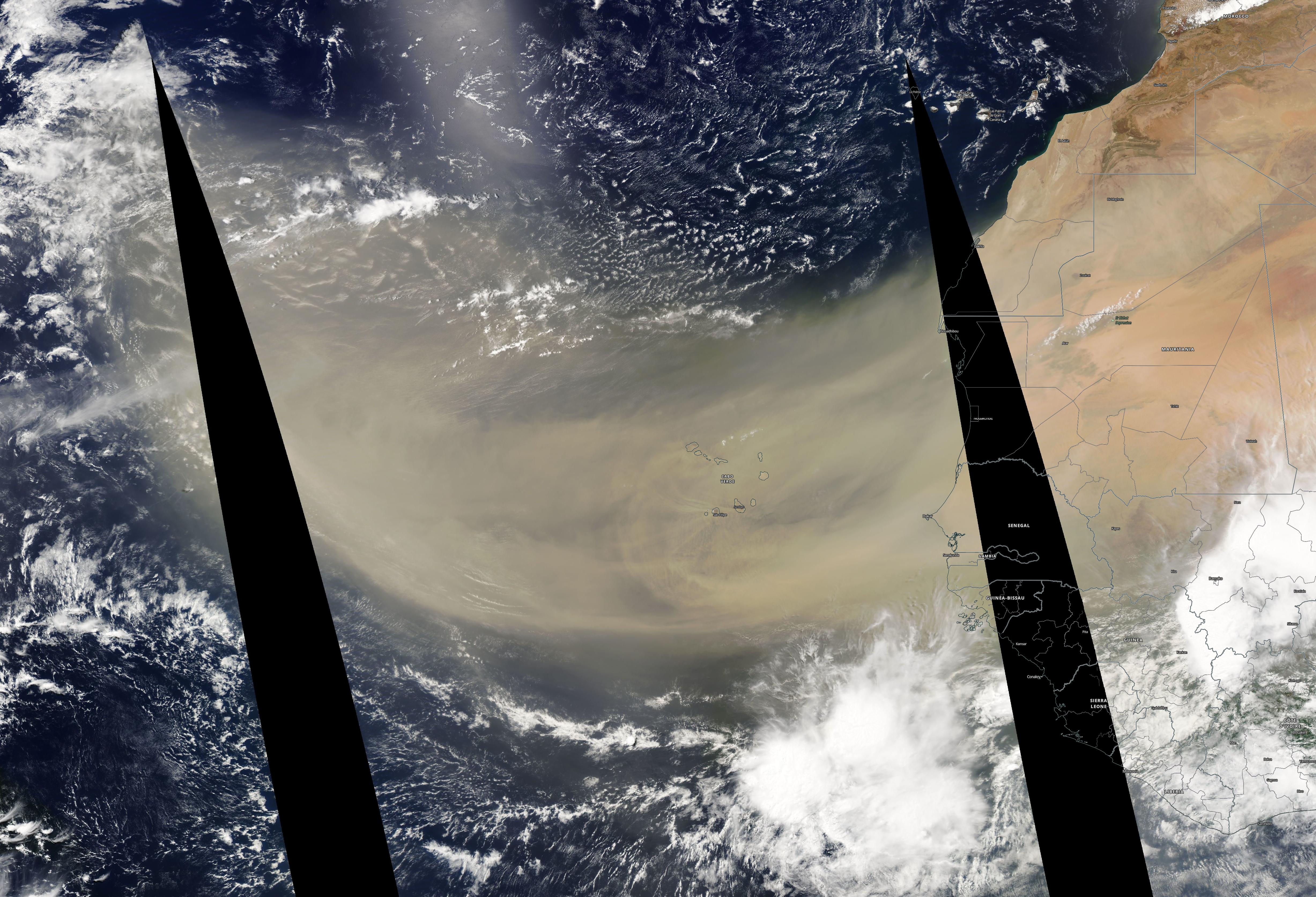 Enorme advección de polvo sahariano se adentra en el Atlántico